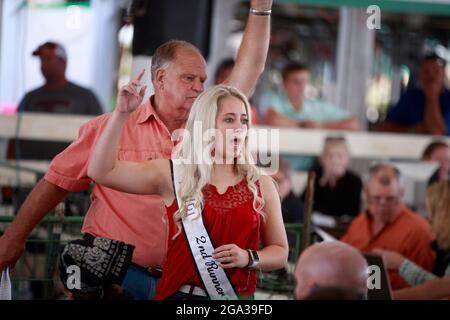 3. Juli 2021; Bloomington, Indiana: Auktionsangestellte bestätigen ein Angebot, da 4H-Tiere am Samstag, 3. Juli, auf der Monroe County Fair versteigert werden. Stockfoto