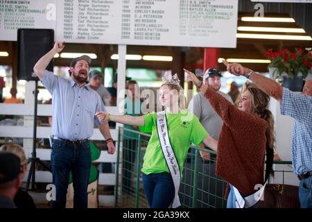 3. Juli 2021; Bloomington, Indiana: Auktionsarbeiter, einschließlich der County Fair Queen, bestätigen ein Angebot, da 4H-Tiere am Samstag, 3. Juli, auf der Monroe County Fair versteigert werden. Stockfoto