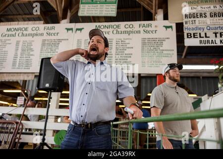 3. Juli 2021; Bloomington, Indiana: Ein Auktionsmitarbeiter bestätigt ein Angebot, da 4H-Tiere am Samstag, 3. Juli, auf der Monroe County Fair versteigert werden. Stockfoto