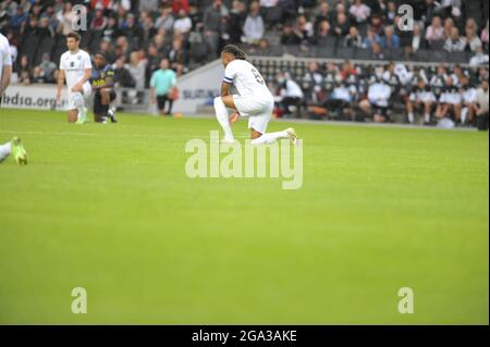 Die Spieler knieen während der Vorsaison freundlich zwischen Milton Keynes Dons gegen Tottenham Hotspur im Stadium MK, Milton Keynes England. Stockfoto