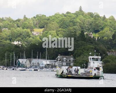 Die Autofähre „Mallard“, die über den Lake Windermere von Coniston nach Bowness fährt, dauert nur 10 Minuten und bietet Platz für 18 Autos und 100 Passagiere. Stockfoto