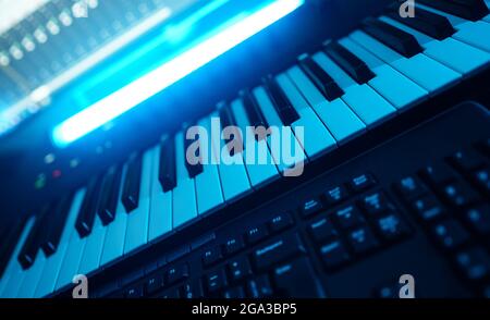 Professioneller Midi Keyboard Synthesizer im Plattenstudio. Stockfoto