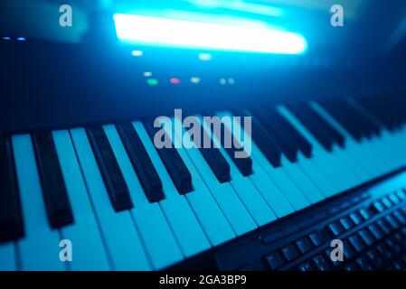 Professioneller Midi Keyboard Synthesizer im Plattenstudio. Stockfoto