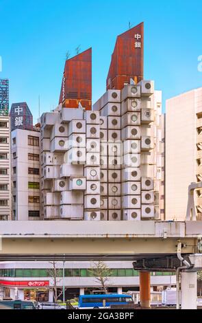 tokio, japan - juli 05 2021: Nakagin Capsule Tower-Gebäude mit einem verrosteten Wellblechdach, das 1972 vom japanischen Architekten Kisho Ku entworfen wurde Stockfoto