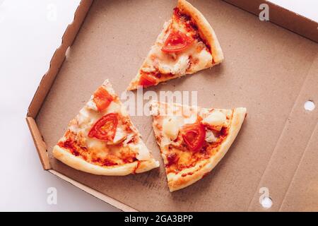 Leckere Pizzastücke im Lieferkarton, Nahaufnahme Stockfoto