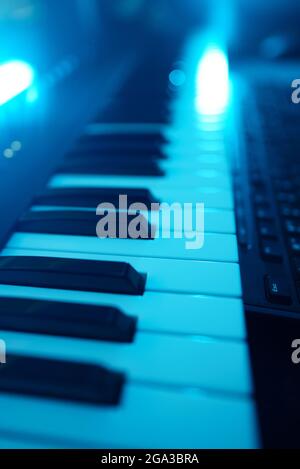 Professioneller Midi Keyboard Synthesizer im Plattenstudio. Stockfoto