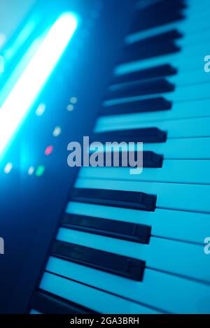 Professioneller Midi Keyboard Synthesizer im Plattenstudio. Stockfoto