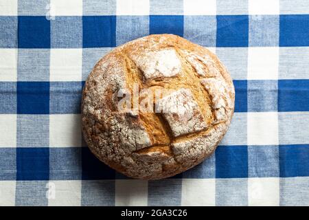 Frisch zubereitetes Vollbrot auf einem Küchentuch. Selbstgebackenes Brot. Nahaufnahme Stockfoto