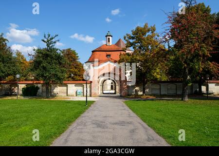 Kloster Wiblingen (ehemalige Benediktinerabtei): Weg in den Klostergarten, Teil von Ulm, Baden-Württemberg, Deutschland Stockfoto