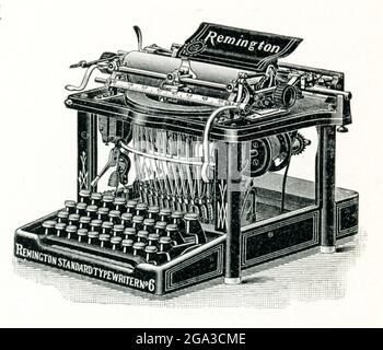 Diese Remington Standard Model Number 6 Schreibmaschine wurde um 1894 von der Remington Standard Schreibmaschine Company hergestellt. Die Modellnummer 6 enthielt viele Verbesserungen an Remington’s früheren Modellen, darunter einen verbesserten Zylinder, einen verbesserten Abstandsmechanismus, einen verbesserten Papierwagen und einstellbare Papierführungen. Viele dieser Verbesserungen sind auf den Erfindungsreichtum des Remington-Mechanisten George B. Webb zurückzuführen. Stockfoto