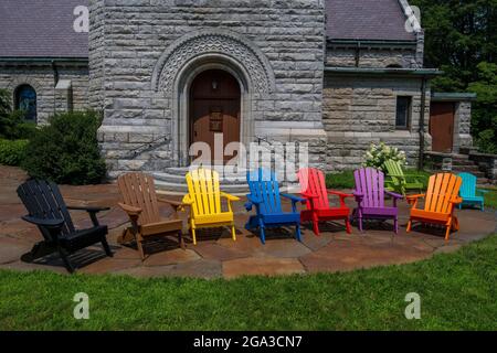 Farbenfrohe Adirondack-Stühle in der St. Paul's Episcopal Church in Stockbridge, MA Stockfoto