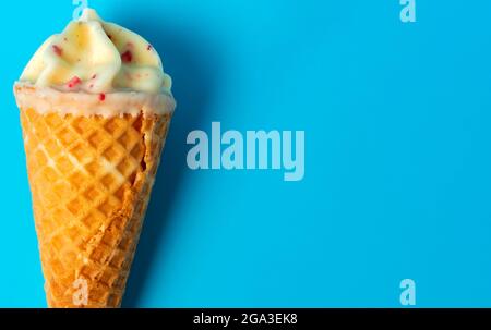 Flaches Eis mit weißer Schokolade und Beeren auf hellblauem Hintergrund. Stockfoto
