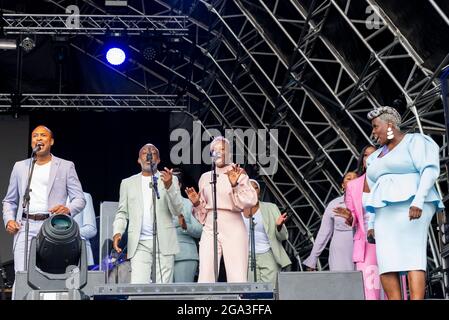 Der Kingdom Choir tritt live auf einem Musikfestival in Maldon, Essex, Großbritannien, im Juli 2021 auf, nachdem die COVID-Beschränkungen enden. Angeführt von Karen Gibson Stockfoto