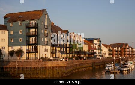 Apartments und Häuser entlang des Flusses Arun in Middlehampton. Stockfoto