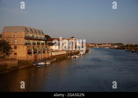 Apartments und Häuser entlang des Flusses Arun in Middlehampton. Stockfoto