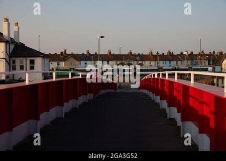 Red footbridge in Littlehampton im Sommer 2021. Stockfoto