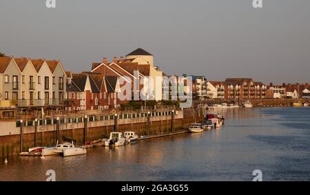 Apartments und Häuser entlang des Flusses Arun in Middlehampton. Stockfoto