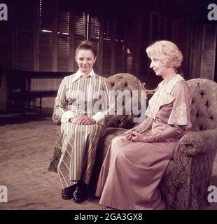 Die rumänische Schauspielerin Clody Bertola und Mariana Mihut spielen auf der Bühne des Bulandra Theaters (Teatrul Municipal) in Bukarest, ca. 1976 Stockfoto