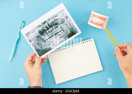 Röntgenaufnahme der Zähne mit Kiefermodell auf dem Zahnarzttisch Stockfoto