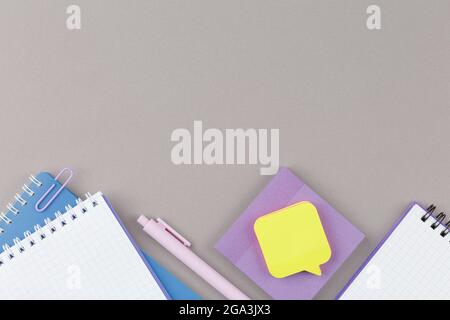 Grauer Schulschreibtisch mit Bildungsmaterial. Stockfoto