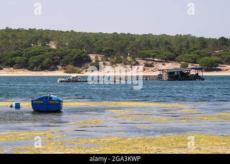 Lagoa („Lagune“) de Albufeira liegt auf der westlichen Seite der Halbinsel Setúbal, zwischen Caparica und Espichel Cap. Stockfoto