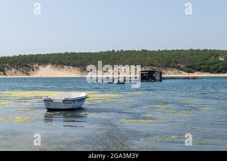 Lagoa („Lagune“) de Albufeira liegt auf der westlichen Seite der Halbinsel Setúbal, zwischen Caparica und Espichel Cap. Stockfoto