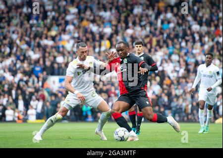 BLACKBURN, GROSSBRITANNIEN. 28. JULI Ryan Nyambe von Blackburn Rovers tritt am Mittwoch, den 28. Juli 2021, im Vorsaison-Freundschaftsspiel zwischen Blackburn Rovers und Leeds United im Ewood Park, Blackburn, gegen Jack Harrison aus Leeds an. (Kredit: Pat Scaasi | MI Nachrichten) Kredit: MI Nachrichten & Sport /Alamy Live Nachrichten Stockfoto