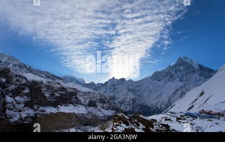 Blick auf den Machhapuchhare vom Annapurna South Base Camp, rund Annapurna Circuit Trekking Trail, himalaya Mountains, Nepal Stockfoto