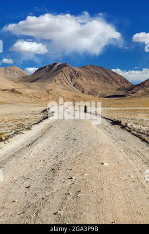 Pamir Autobahn oder Pamirskij trakt mit Biker, gibt es eine der besten Radwege der Welt. Unbefestigte Straße in Tadschikistan Stockfoto