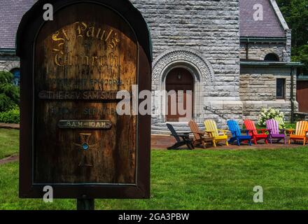 Farbenfrohe Adirondack-Stühle in der St. Paul's Episcopal Church in Stockbridge, MA Stockfoto