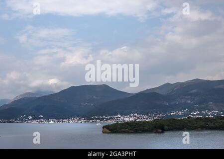 Lepetane, Montenegro - 20. Juli 2021 Bucht von Kotor in der Nähe der Insel Sveti Marko am Sommertag Stockfoto