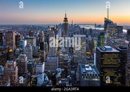 New Yorker Skyline mit städtischen Hochhäusern in der Abenddämmerung, USA. Stockfoto
