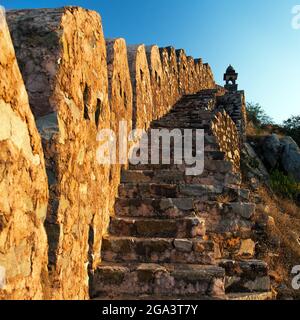 Befestigung mit Bastionen von Jaigarh Fort und Amer oder Amber Stadt in der Nähe von Jaipur Stadt Indien Abendansicht Stockfoto