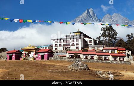 Tengboche Kloster und Gebetsfahnen, das beste Kloster im Khumbu Tal, Trek zum Everest Basislager, Sagarmatha Nationalpark, Solukhumbu, Nepal Hima Stockfoto