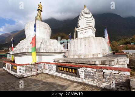 Buddhistische Stupa oder Chöre mit Gebetsfahnen und Rädern auf dem Weg von Lukla nach Namche Bazar im chaurikharka Dorf in der Nähe des Chheplung Dorfes, Khumbu va Stockfoto