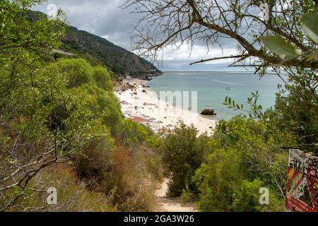 Wunderschöne Strand- und Berglandschaftsfotografie von der portugiesischen Küste. Arrábida-Gebirge mit Meerblick. Naturpark Arrábida Stockfoto