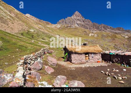 Kleines Wohnhaus in den Bergen von Vilcanota oder Ausangate, peruanischen Anden in der Nähe von Cusco oder Cuzco, Peru Stockfoto