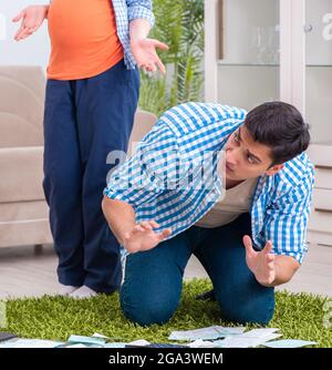 Die junge Familie in die Budgetplanung Konzept Stockfoto