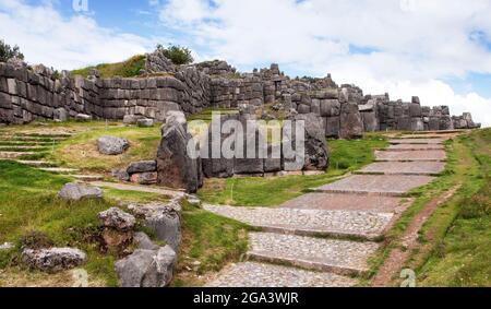 Blick auf Sacsayhuaman, Inka Ruinen in Cusco oder Cuzco Stadt, Peru Stockfoto