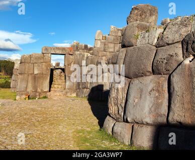 Blick auf Sacsayhuaman, Inka Ruinen in Cusco oder Cuzco Stadt, Peru Stockfoto