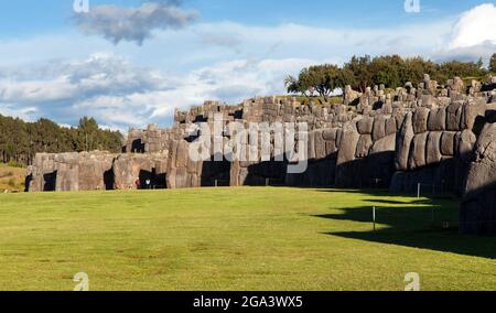 Blick auf Sacsayhuaman, Inka Ruinen in Cusco oder Cuzco Stadt, Peru Stockfoto