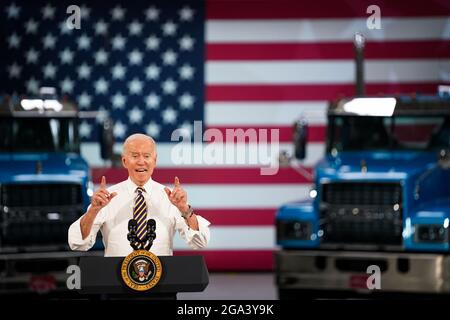 Macungie, USA. Juli 2021. Präsident Joe Biden spricht während eines Besuchs im Mack Trucks Lehigh Valley Operations Werk in Macungie, USA, über die amerikanische Fertigung. Kredit: Chase Sutton/Alamy Live Nachrichten Stockfoto