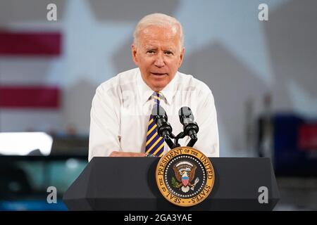 Macungie, USA. Juli 2021. Präsident Joe Biden spricht während eines Besuchs im Mack Trucks Lehigh Valley Operations Werk in Macungie, USA, über die amerikanische Fertigung. Kredit: Chase Sutton/Alamy Live Nachrichten Stockfoto