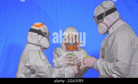 Familie von Ärzten Wissenschaftler Gesundheit Arbeiter in Atemschutzgeräten. Mama Papa und Tochter Porträt, tragen Schutz medizinische Maske. Coronavirus-Pandemie Kovid 19. Stockfoto
