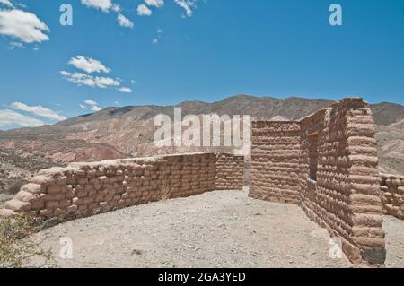 Archäologische Ruinen: Häuser aus Lehmziegeln, Salta, Argentinien Stockfoto