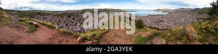 Puno Stadt und Titicaca See Panoramablick auf die Stadt von Altiplano Peru Stockfoto