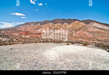 Rote und orangefarbene Berge. Parque Nacional Los Cardones. Salta, Argentinien Stockfoto