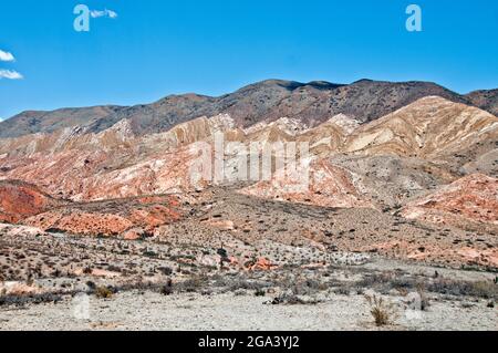 Rote und orangefarbene Berge. Parque Nacional Los Cardones. Salta, Argentinien Stockfoto