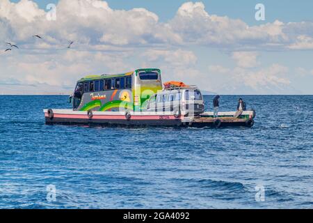 TIQUINA-STRASSE, BOLIVIEN - 11. MAI 2015: Der Bus fährt über die Tiquina-Straße am Titicacasee, Bolivien Stockfoto