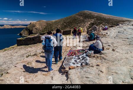 ISLA DEL SOL, BOLIVIEN - 12. MAI 2015: Touristen besuchen die Ruinen von Chincana auf der Isla del Sol (Sonneninsel) im Titicacasee, Bolivien Stockfoto